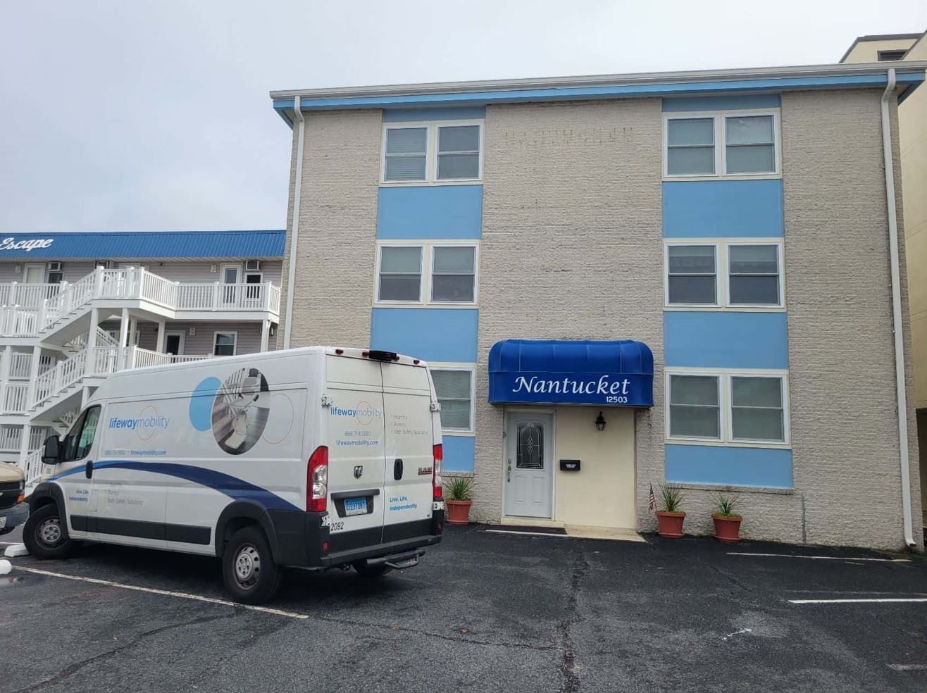 Lifeway-Mobility-truck-in-front-of-Nantucket-condo-building-in-Ocean-City-MD