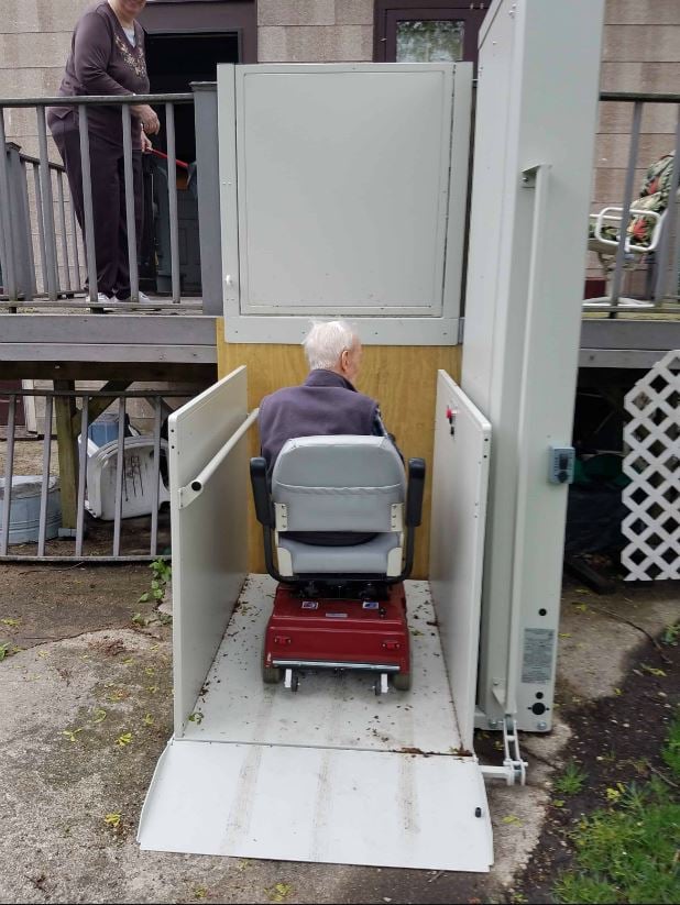 U.S. veteran using his new wheelchair lift to safely enter his home