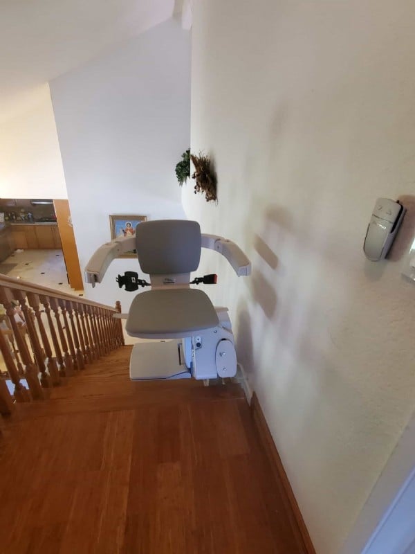 Bruno-Elan-stairlift-in-swivel-position-at-top-landing-in-Los-Angeles-home.JPG