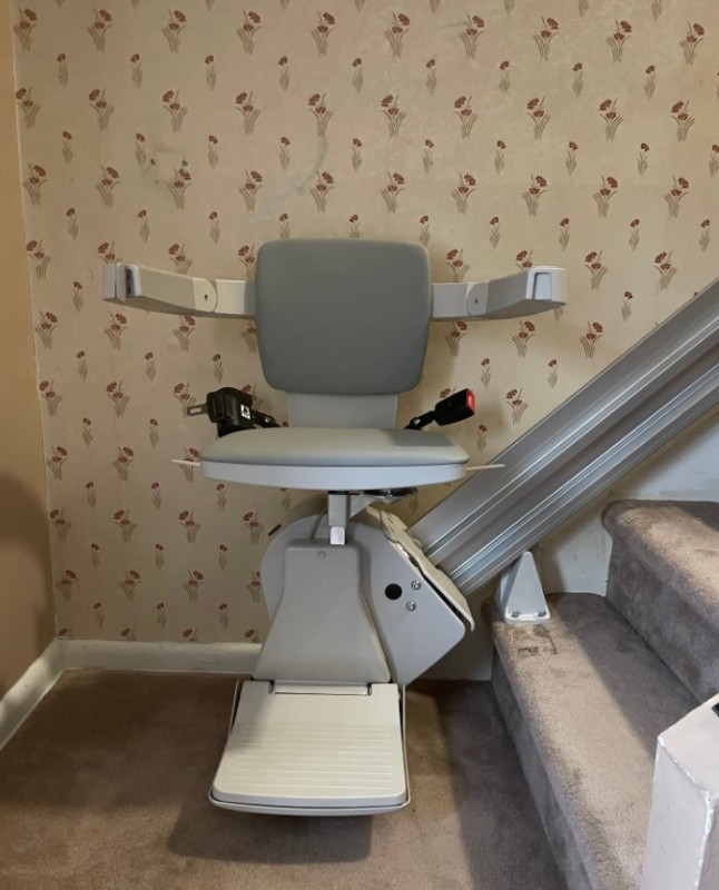 Bruno-Elan-stairlift-installed-in-Dove-DE-by-Lifeway-Mobility-PHI.jpg