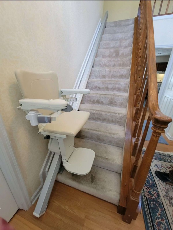 Handicare 1100 Stairlift in Indianapolis installed by Lifeway Mobility