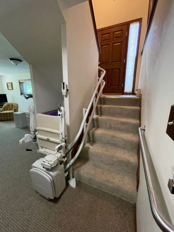 Handicare 2000 curved stairlift installed in Belvidere IL by Lifeway Mobility Chicago