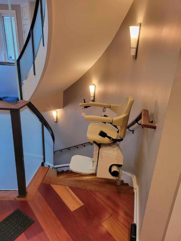 Handicare-Freecurve-stairlift-at-top-landing-side-view-installed-by-Lifeway-Mobility-Philadelphia.jpg