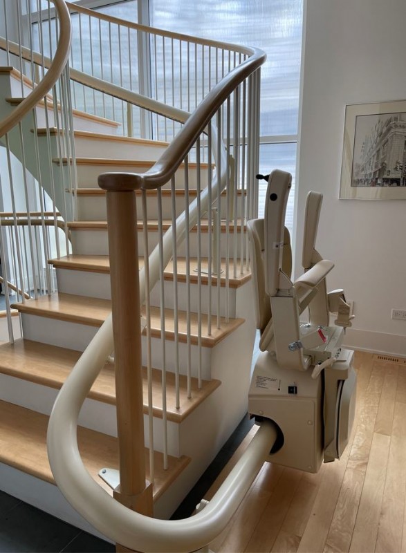 Handicare Freecurve stairlift installed by Lifeway Mobility in Chicago home