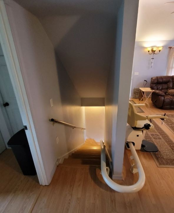 Handicare-Freecurve-stairlift-installed-in-Indianapolis-by-Lifeway-Mobility.JPG