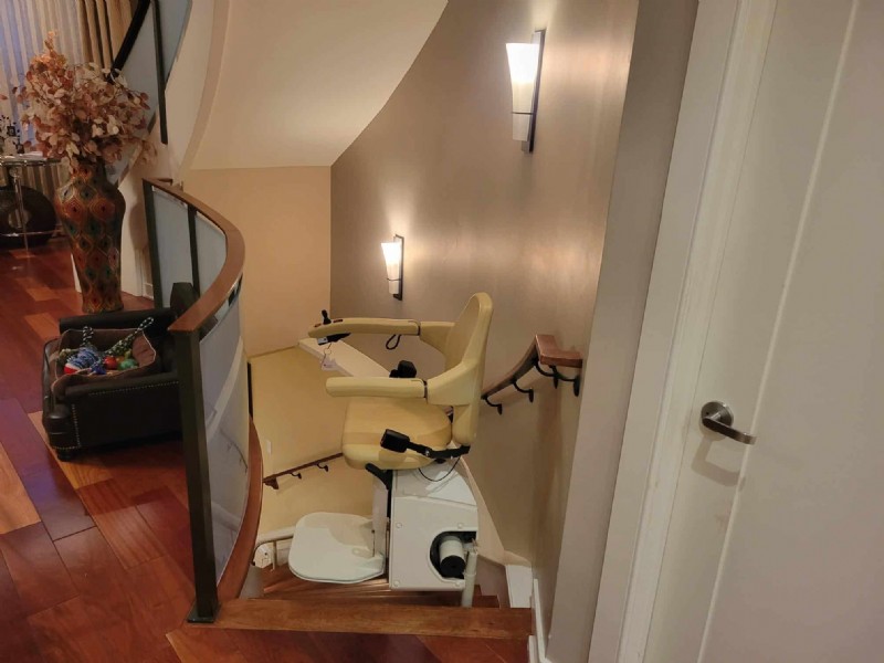 Handicare-curved-stairlift-at-top-landing-of-basement-stairs-in-Philadelphia-home.jpg