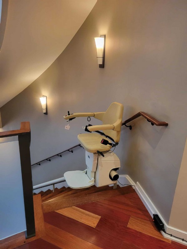 Handicare-curved-stairlift-at-top-landing-of-home-in-Philadelphia-by-Lifeway-Mobility.jpg