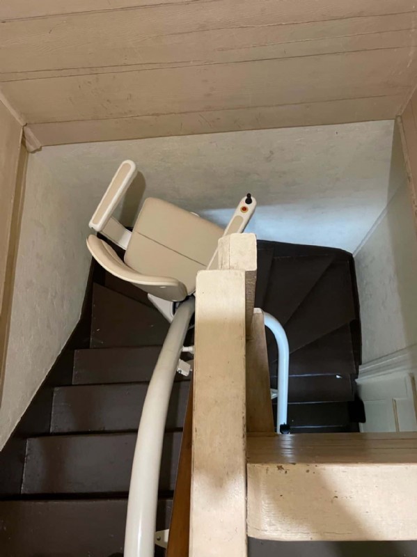 Handicare-freecurve-stairlift-in-Los-Angeles.jpg