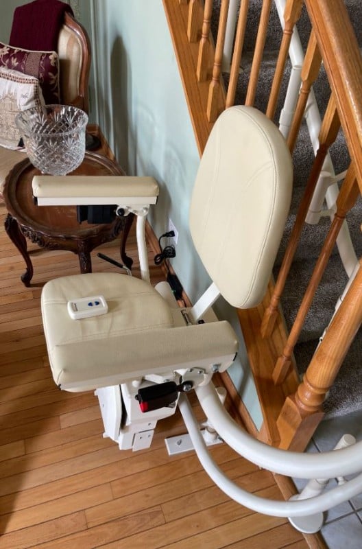 Harmar-Helix-curved-stairlift-with-180-park-from-Lifeway-Mobility.JPG