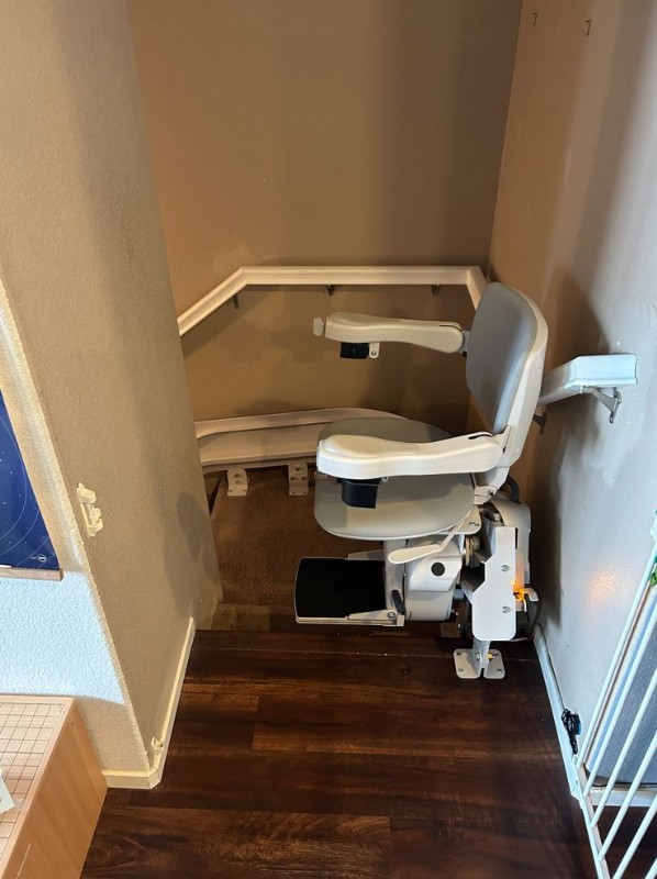 Oceanside-CA-curved-stairlift-from-Lifeway-Mobility.JPG