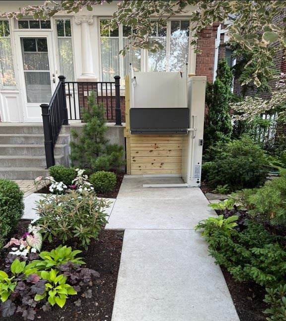 Vertical-platform-lift-installed-at-front-of-home-in-Chicago-IL-by-Lifeway-Mobility.JPG
