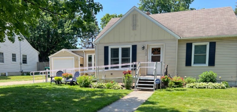 aluminum-wheelchair-ramp-with-stairs-in-Eagan-Minnesota-by-Lifeway-Mobility.JPG