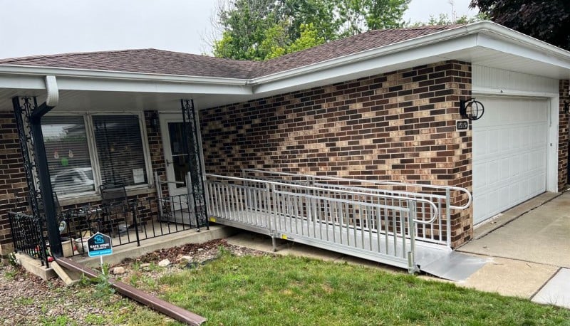 aluminum-wheelchair-ramp-with-vertical-pickets-installed-in-Mundelein-by-Lifeway-Mobility.JPG