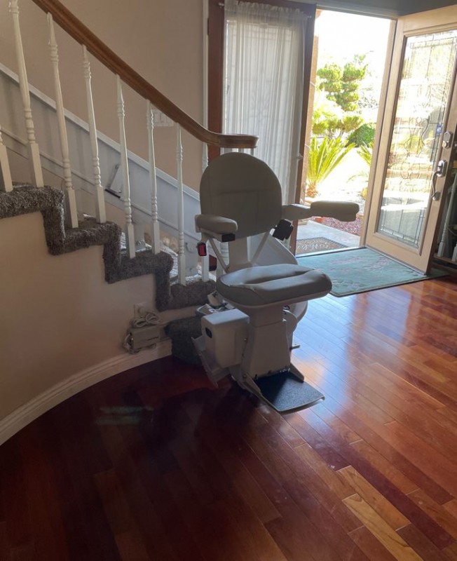 curved-stair-lift-in-Riverside-CA-installed-by-Lifeway-Mobiliy-Gamburd.JPG