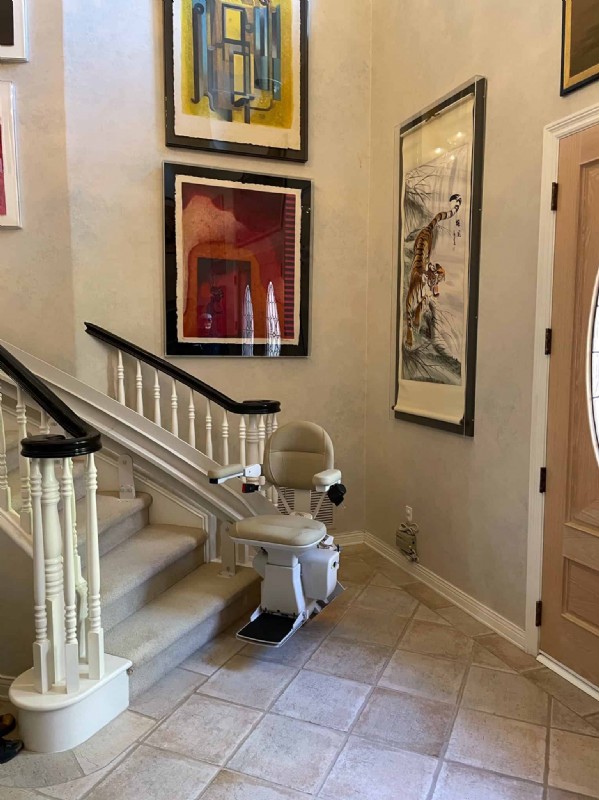 curved-stairlift-in-Huntington-Beach-CA-installed-by-Lifeway-Mobility.JPG