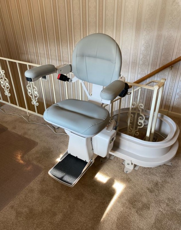 curved-stairlift-in-Indiana-installed-by-Lifeway-Mobility-Indianapolis.JPG
