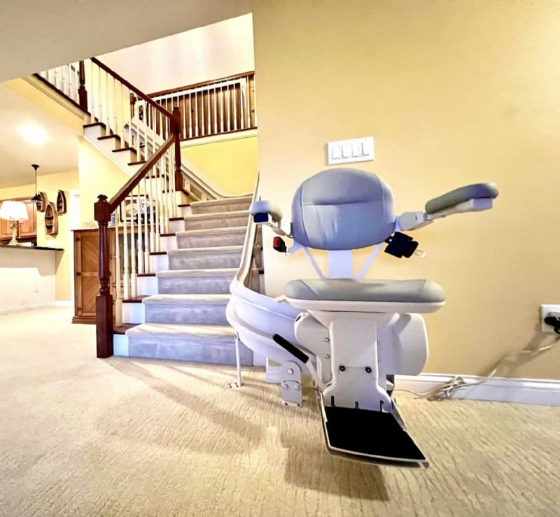 curved-stairlift-in-Thornville-Ohio-installed-by-Lifeway-Mobility.jpg