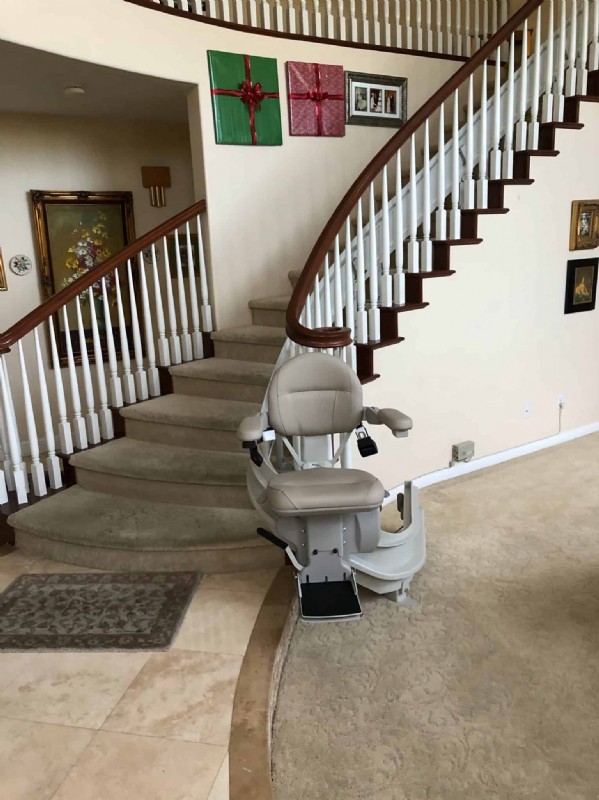 curved-stairlift-installed-in-Anahiem-CA-by-Lifeway-Mobility.JPG