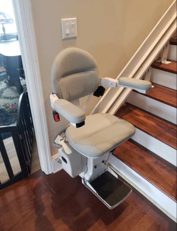 custom-curved-stairlift-installed-by-Lifeway-Mobility-in-Hanahan-South-Carolina.JPG