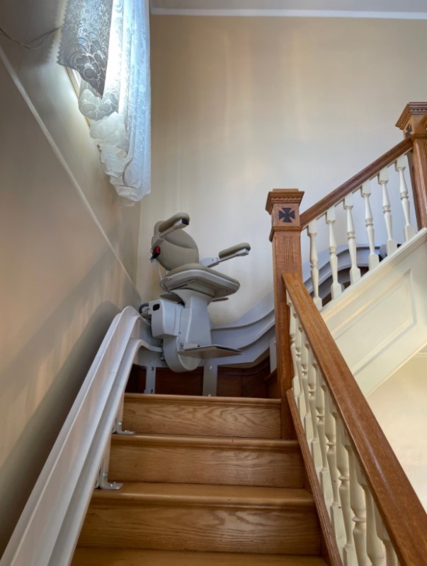 custom-curved-stairlift-installed-in-Harrisburg-PA-by-Lifeway-Mobility.jpg