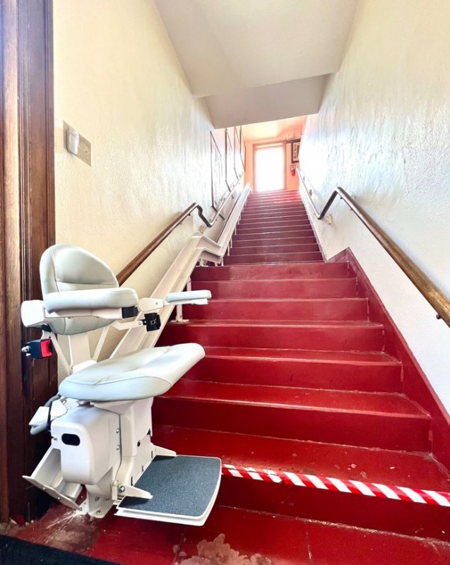 custom-curved-stairlift-installed-on-red-staircase-in-Columbus-Ohio-by-Lifeway-Mobility.JPG
