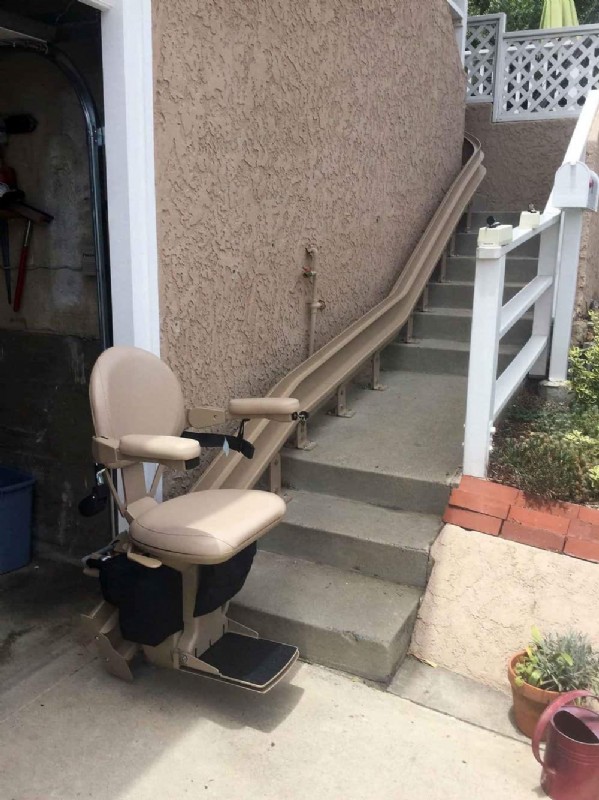 outdoor-Bruno-Elite-curved-stairlift-installed-in-Los-Angeles.jpg