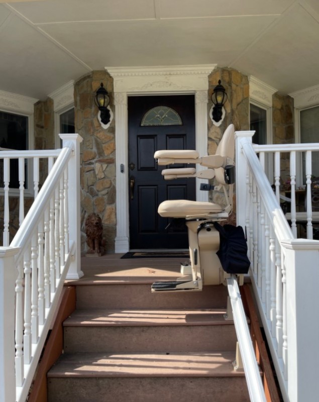 outdoor-stairlift-Columbia-Maryland-installed-by-Lifeway-Baltimore.jpg