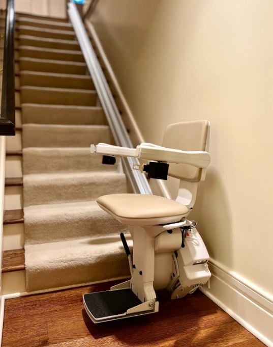 stairlift-with-cream-upholstery-installed-in-Ohio-home-by-Lifeway-Mobility-Columbus.JPG