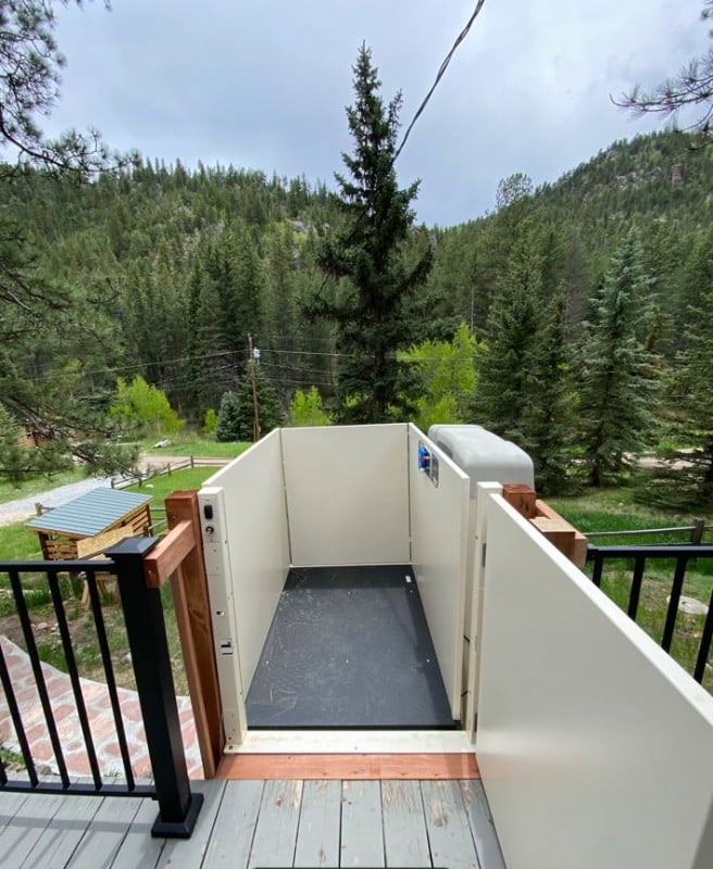 wheelchair-platform-top-landing-outside-of-home-near-mountains-in-CO-from-Lifeway-Mobility.jpg