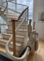 Handicare-Freecurve-stairlift-installed-by-Lifeway-Mobility-in-Chicago-home.JPG