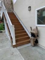 outdoor-stairlift-in-Los-Angeles-with-components-folded-up-at-bottom-landing.JPG