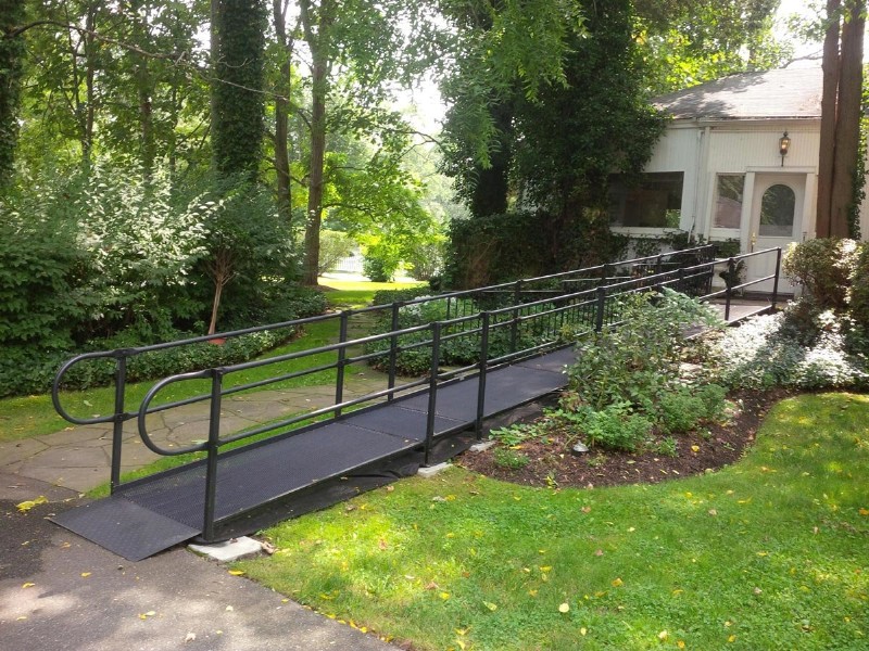 Aluminum wheelchair ramp