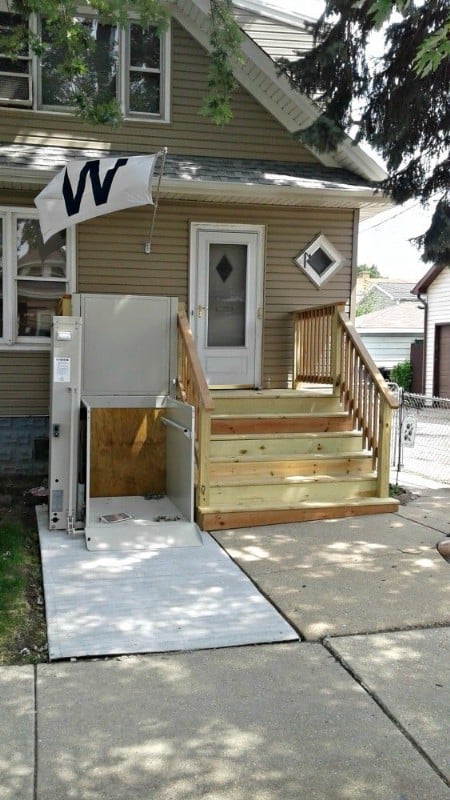 Chicago-porch-lift-with-Cubs-W-flag-above-it.jpg