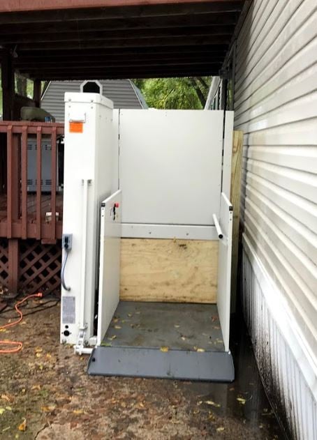 Bruno-outdoor-wheelchair-lift-installed-by-Lifeway-Mobility-in-Mankato-Minnesota.JPG