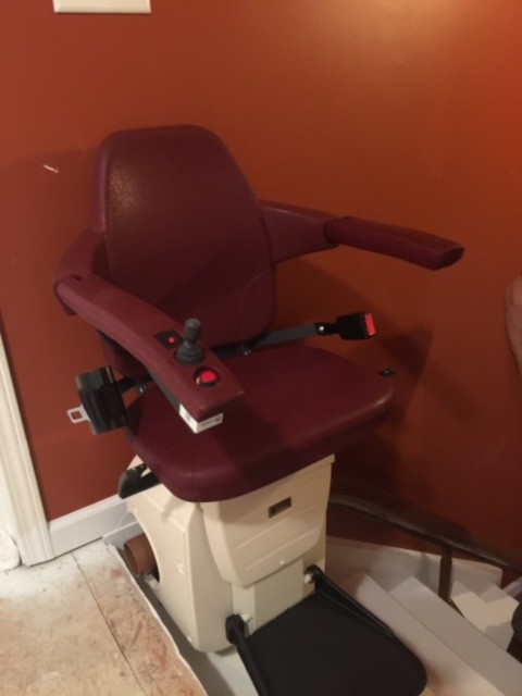 Handicare-Freecurve-Stairlift-classic-red-seat.jpg