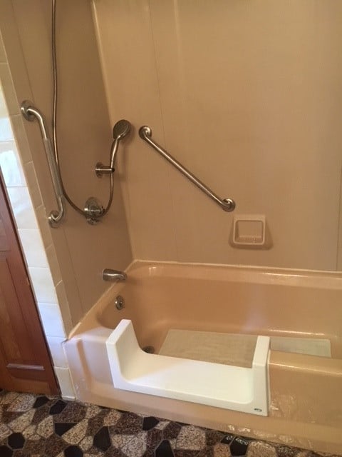 Newton-Massachusetts-tub-step-with-two-grab-bars-by-Lifeway-Mobilty.jpg