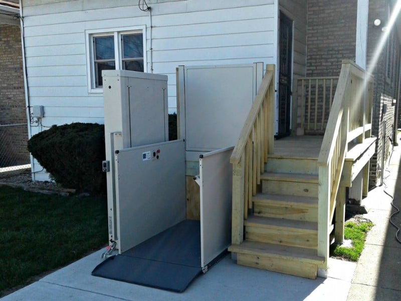 Outdoor vertical platform lift in Chicago