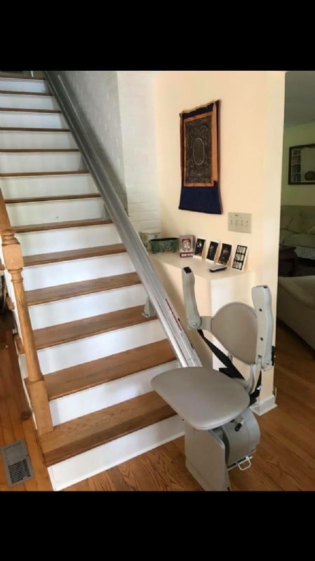 Stairlift-at-bottom-landing-with-arm-rests-folded-up.jpg