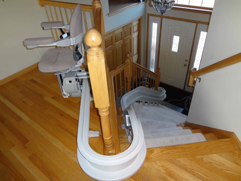 curved-rail-stairlift-in-Conneticut-home.jpg
