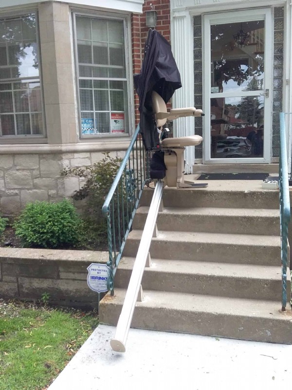 outdoor-stair-lift-Chicago-EHLS-Lifeway-Chicago.jpg