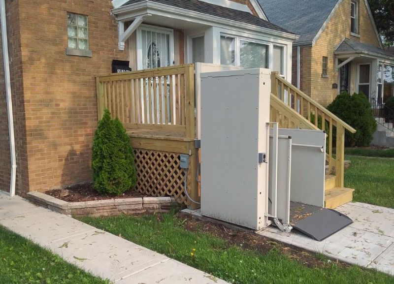 outdoor-wheelchair-lift-installed-in-Chicago-IL.JPG