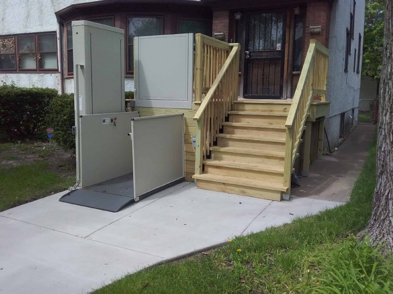 porch-lift-in-Chicago-for-accessible-entrance.jpg