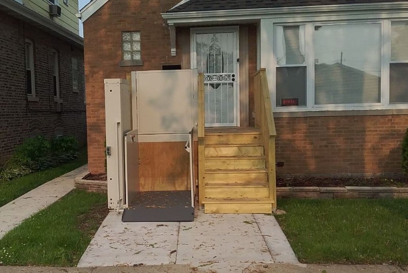 porch-lift-in-front-yard-of-Chicago-home.JPG