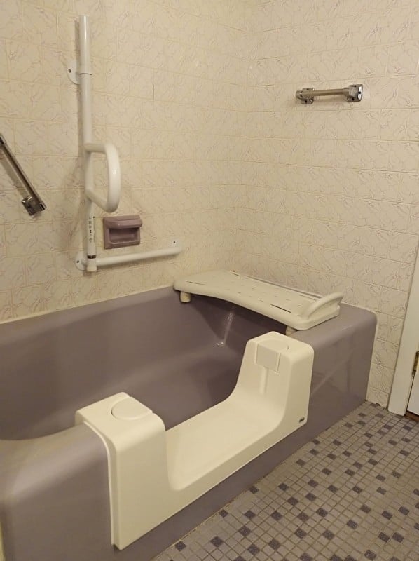 tub-cut-with-grab-bars-in-Andover-Massachusetts.jpg