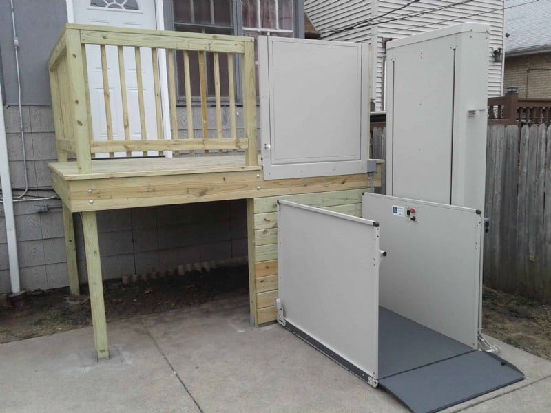 wheelchair-lift-for-accessible-entray-way-in-backyard-of-Chicago-home.jpg