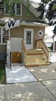 Chicago-porch-lift-with-Cubs-W-flag-above-it.jpg