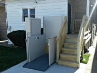 Outdoor vertical platform lift in Chicago