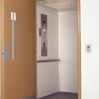 Savaria prolift commercia platfom lift door closed