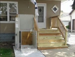 Image of an outdoor wheelchair lift in Chicago, IL that was installed by EHLS