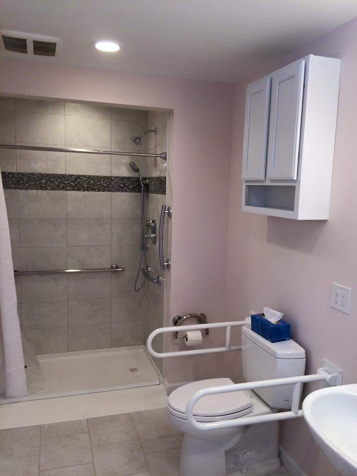 https://www.lifewaymobility.com/customer-content/www/CMS/files/Blog/Accessible_Bathroom_6.jpg